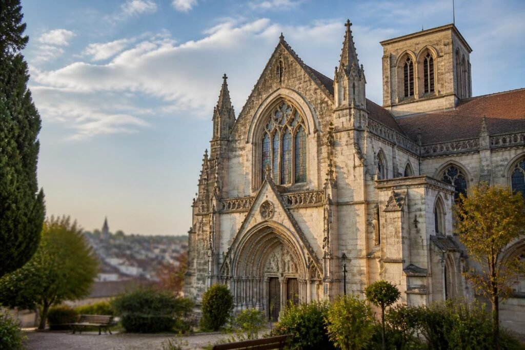 découvrez la collégiale saint-barnard de romans, joyau architectural et spirituel, considérée comme la mère de l'église de miribel. plongez dans son histoire riche et son patrimoine exceptionnel.