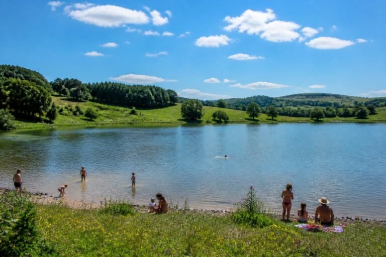 découvrez le lac des vernets à saint-barthélemy-de-vals, la destination idéale pour la baignade au cœur des collines, alliant nature et détente.