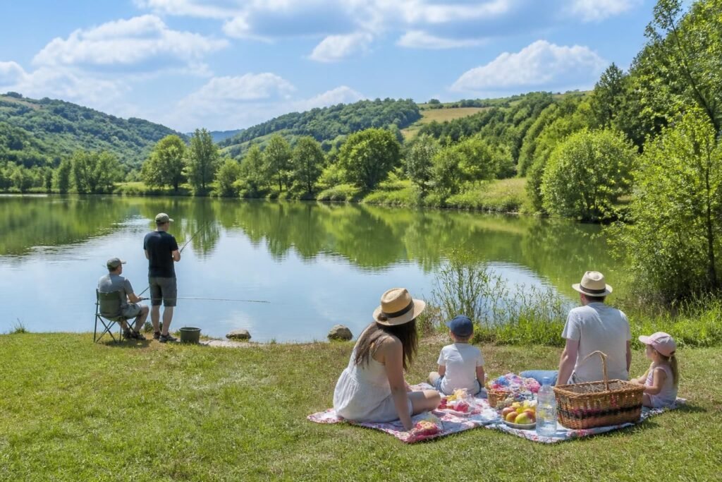 découvrez l'étang joanna-maria à montrigaud, un lieu idéal pour la pêche et le pique-nique au cœur de la valherbasse, offrant détente et nature authentique.
