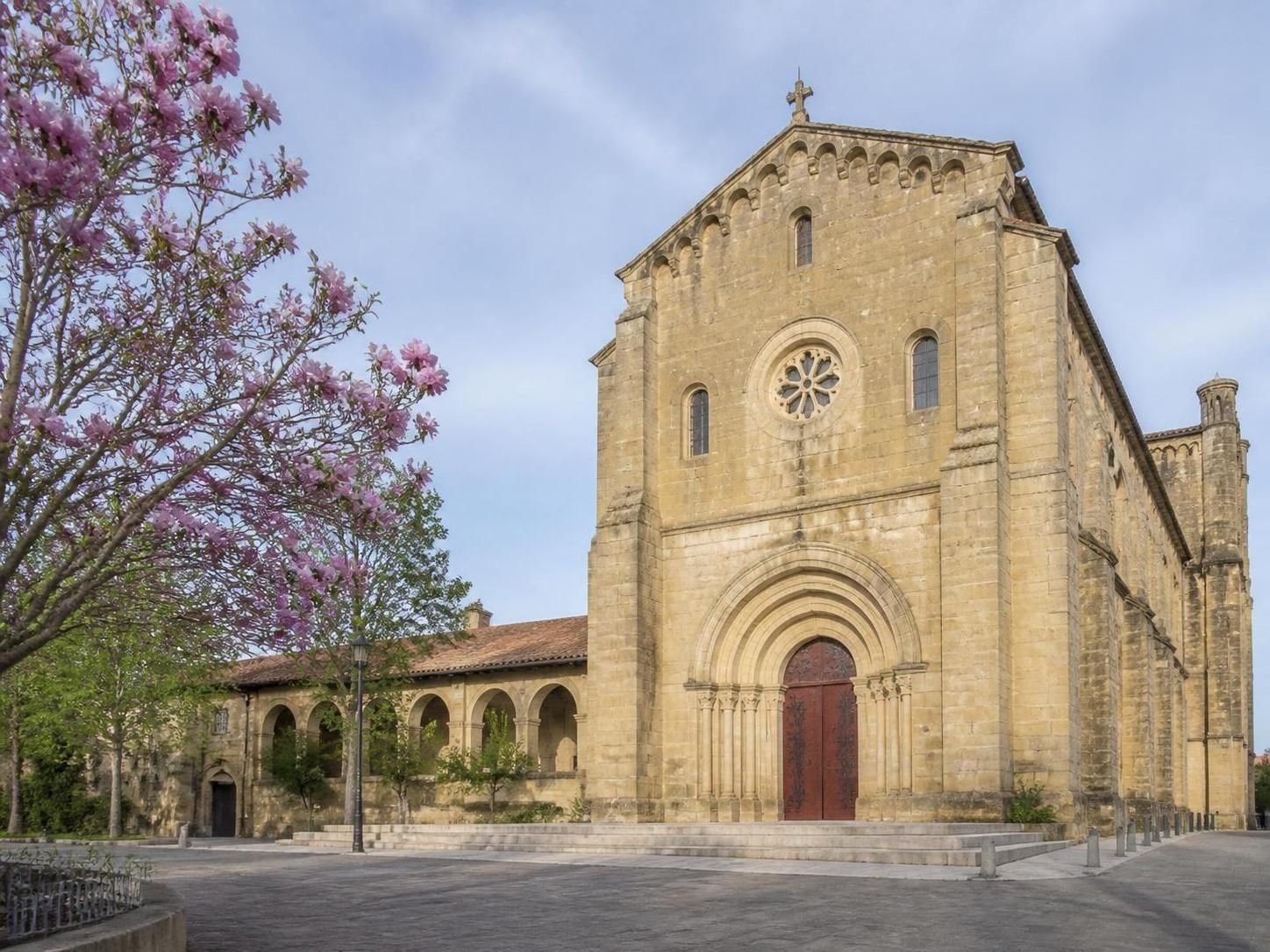 découvrez les incontournables de saint-donat-sur-l'herbasse, un charmant bourg célèbre pour sa collégiale, son patrimoine historique et ses rues pittoresques à explorer.