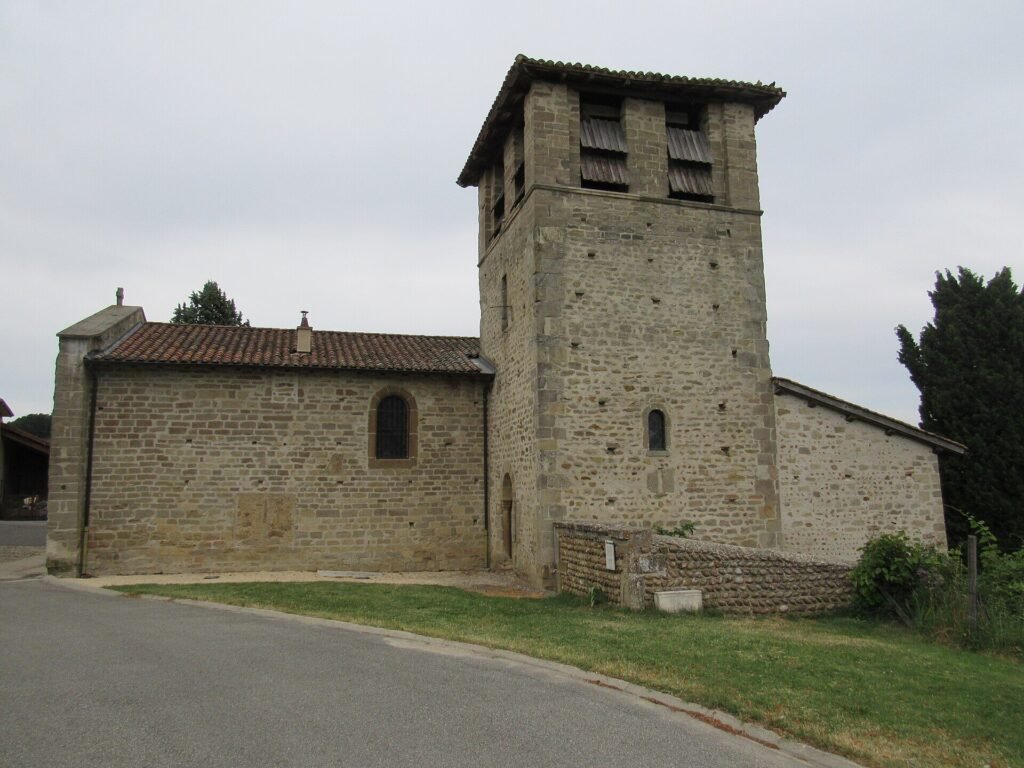 Façade romane et clocher-tour de l'église de Miribel