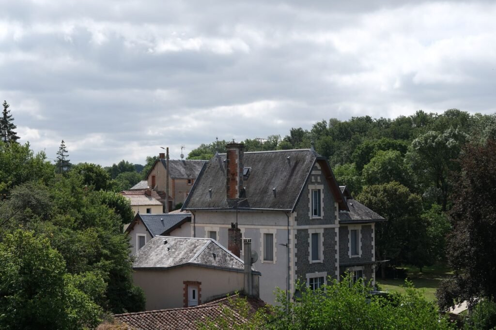 Maisons de village entourées de verdure