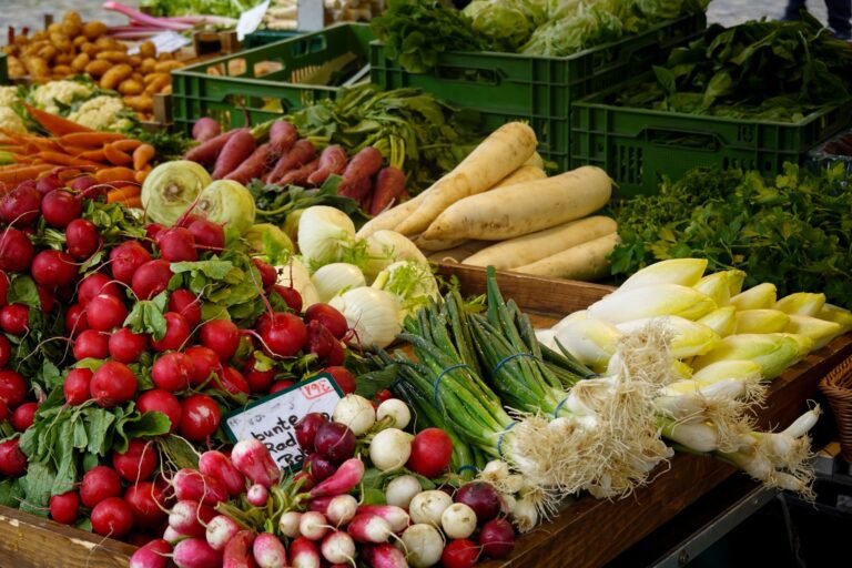 Étal de légumes sur un marché de producteurs