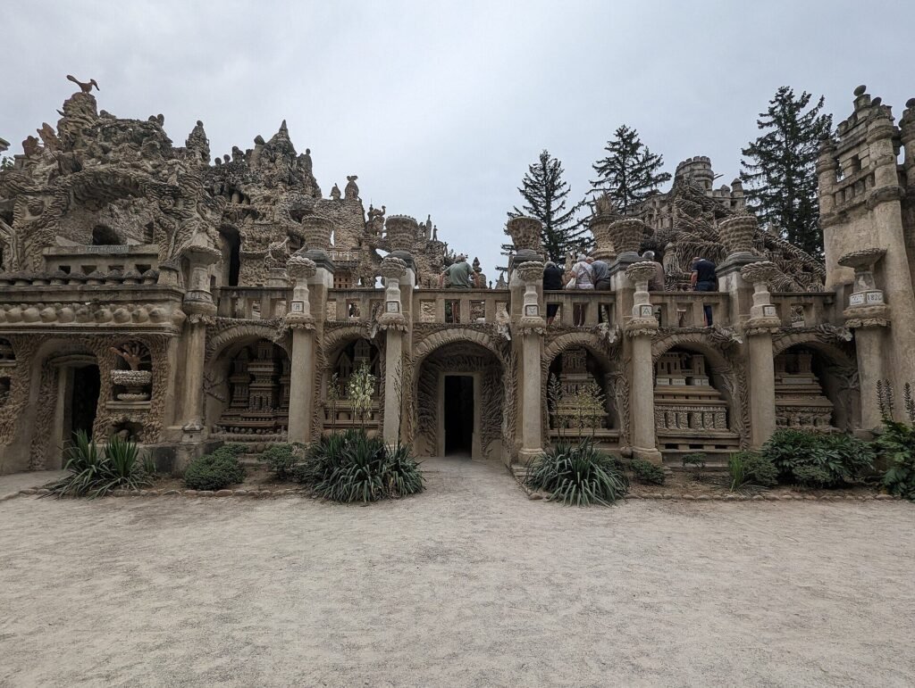 Détail des façades sculptées du Palais idéal du facteur Cheval