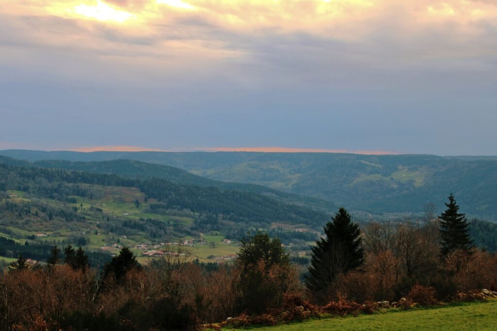 Panorama de collines et village dans la Drôme