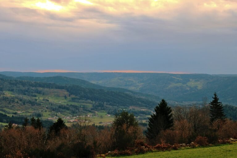 Panorama de collines et village dans la Drôme