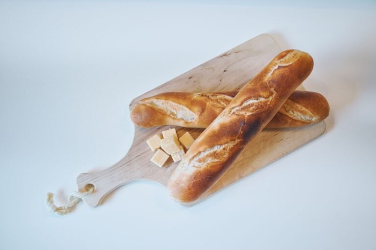 Pain et produits du terroir sur une planche rustique